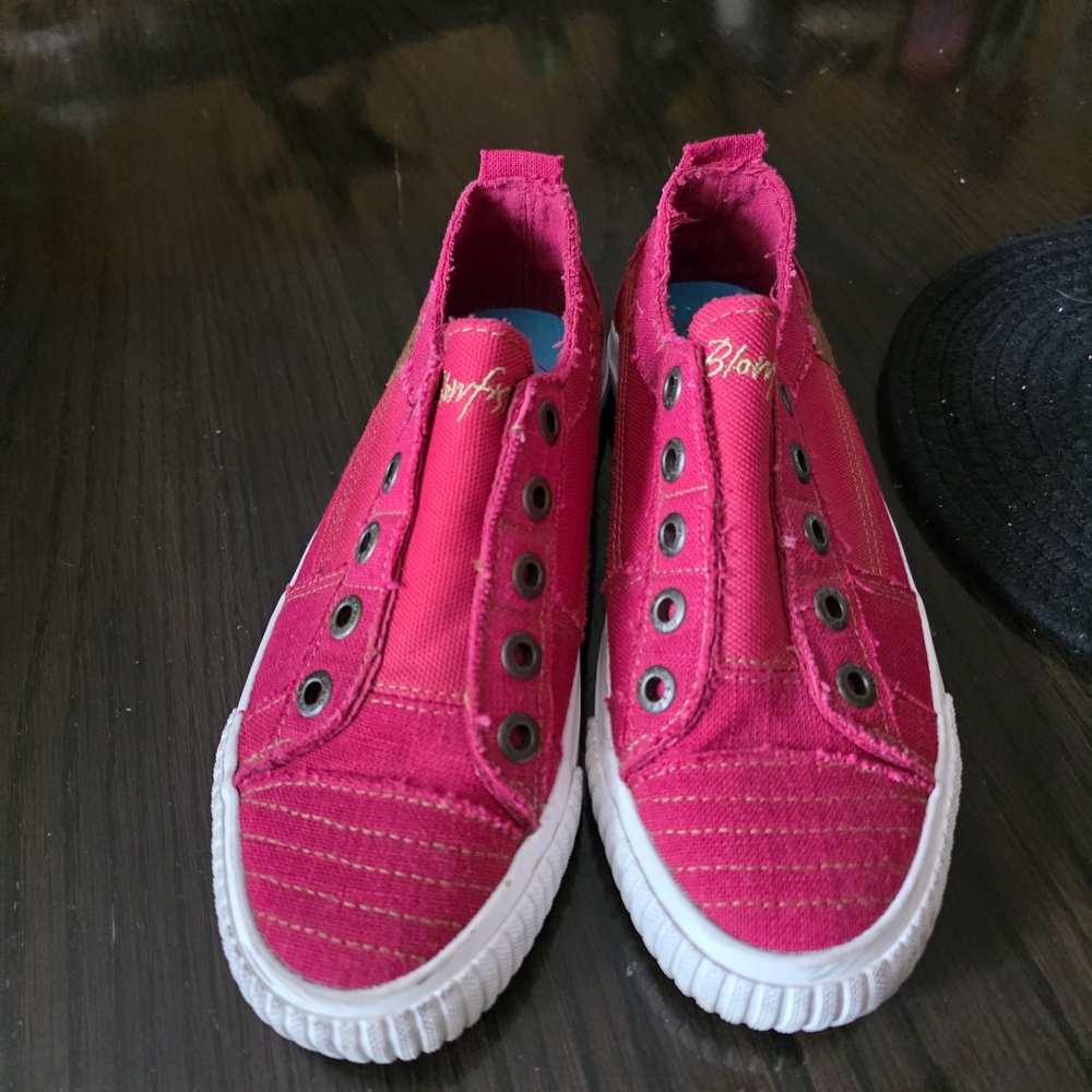 Blowfish Slip-On Canvas Sneakers in Bright Red Size 7.5